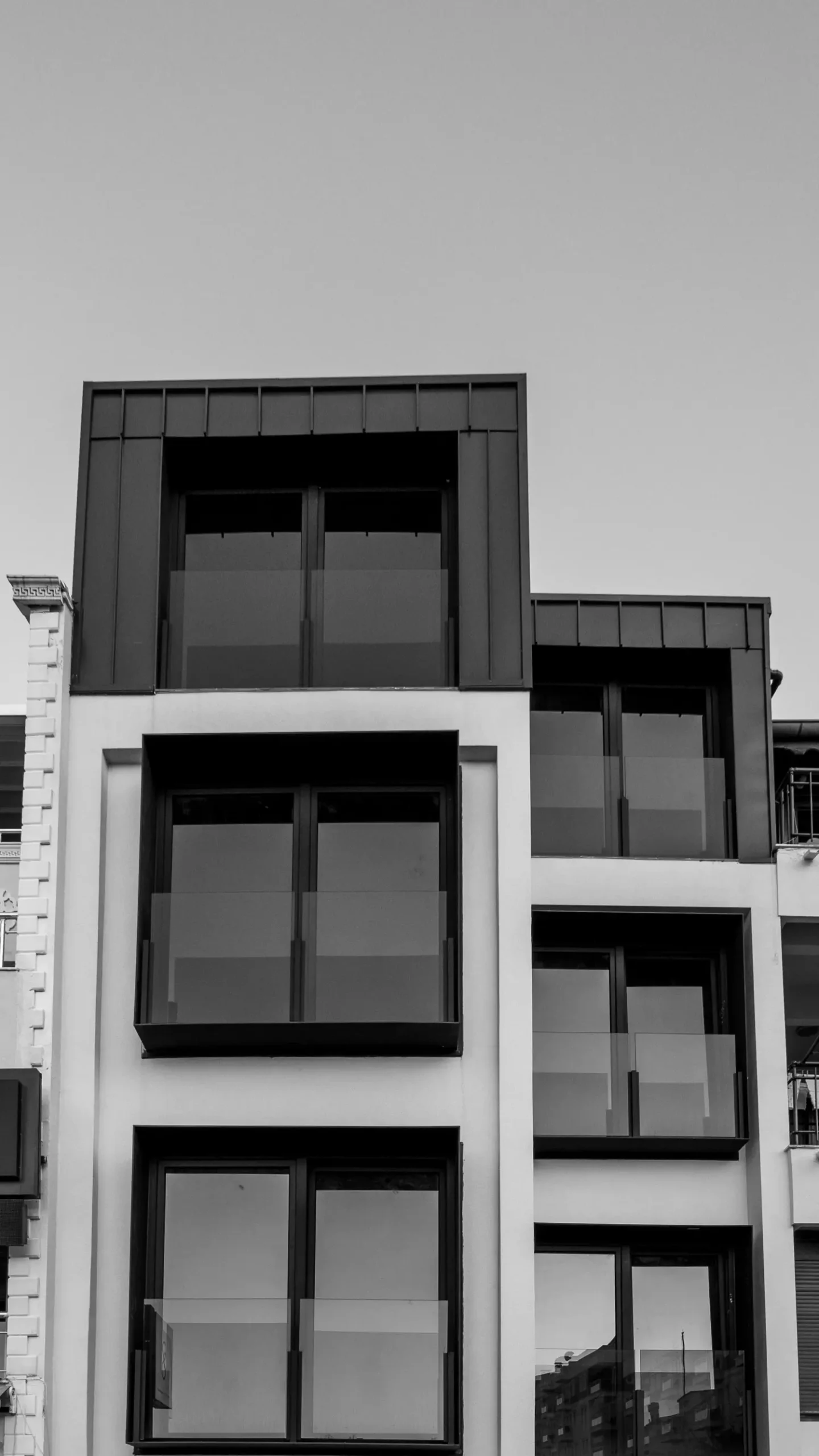 Nahaufnahme von drei Fensterecken, die die Materialien Kunststoff, Holz und Aluminium vergleichen