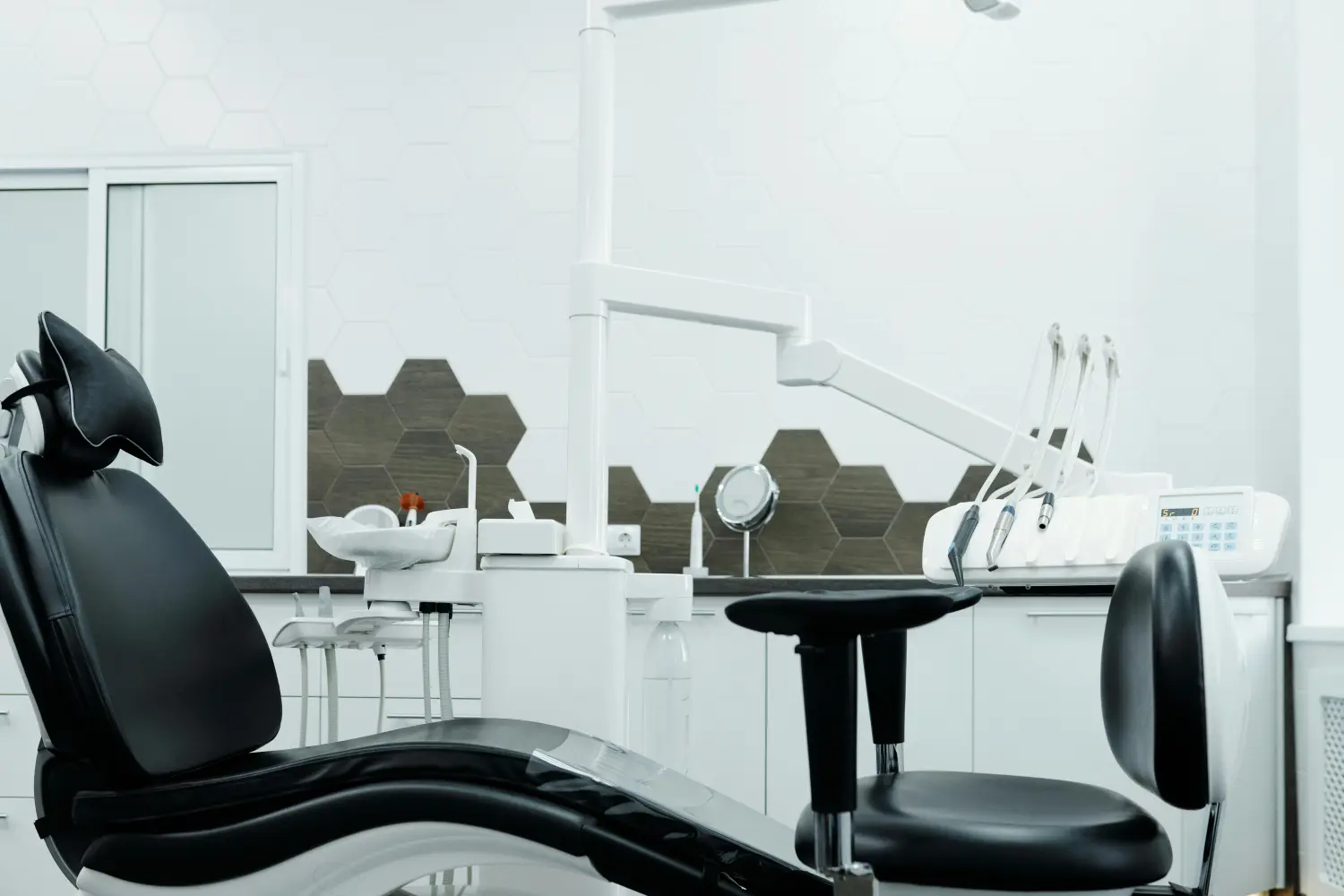 Heller Empfangsbereich einer modernen Arztpraxis mit großzügigen Glaswänden, die für Transparenz und Hygiene sorgen.