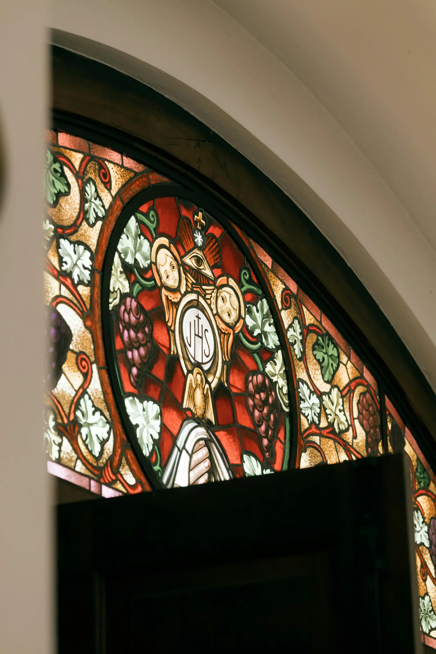 Restauriertes, farbenprächtiges Kirchenfenster aus Bleiglas